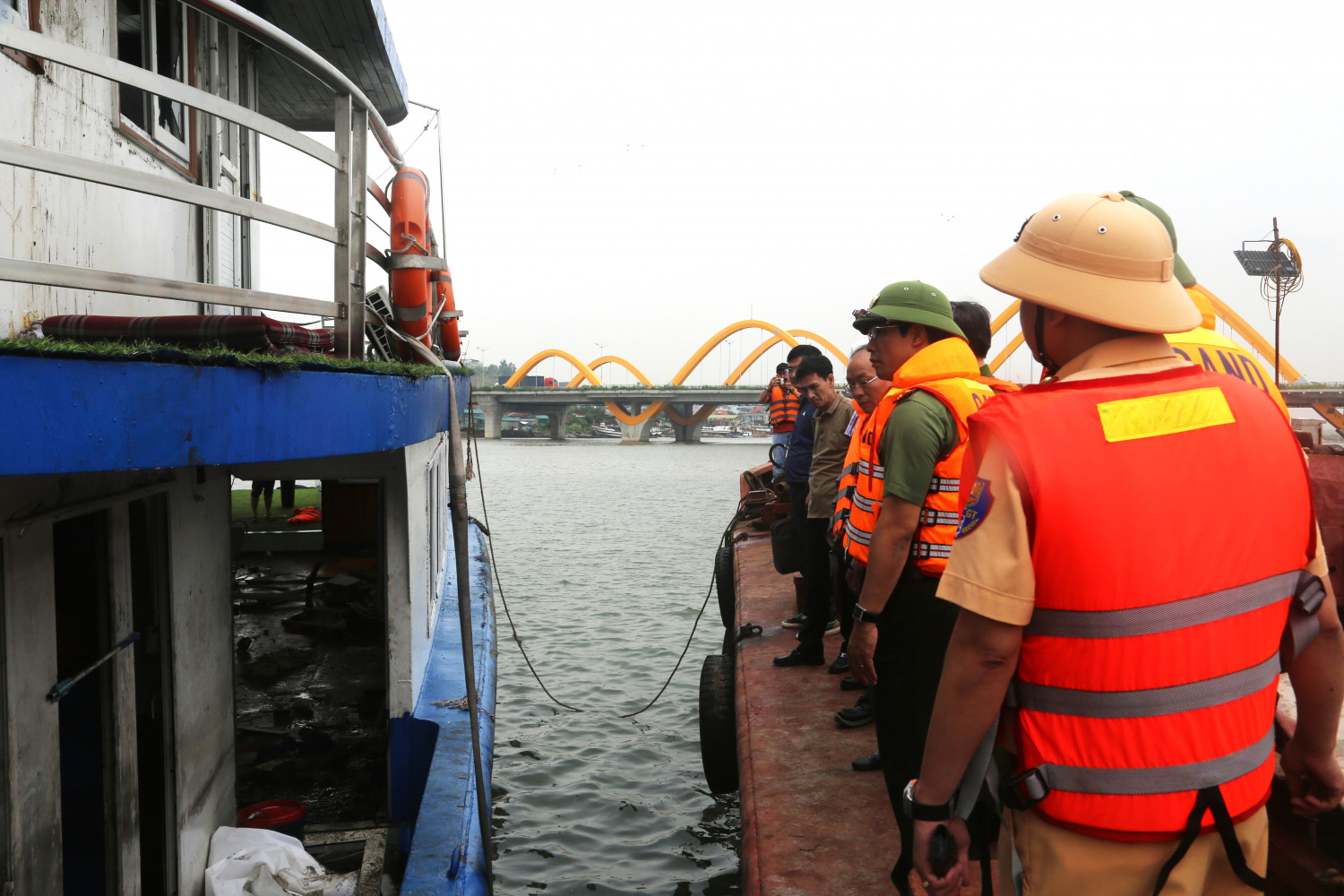 Hình ảnh bên trong tàu du lịch Vịnh Xanh sau tai nạn 36 người chết- Ảnh 3. Hình ảnh bên trong tàu du lịch Vịnh Xanh sau tai nạn 36 người chết- Ảnh 3.