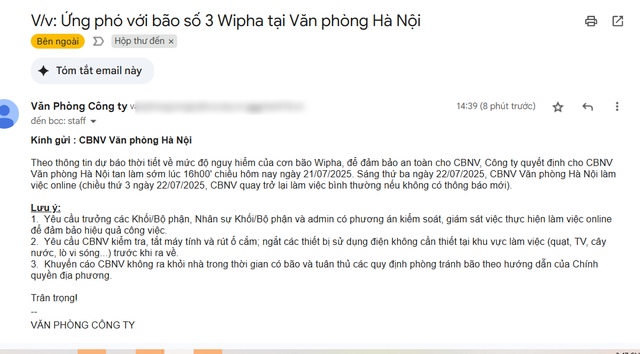 Hà Nội trước giờ bão số 3: Nhiều công ty cho nhân viên làm online, dân văn phòng tranh thủ tan làm sớm né mưa giông- Ảnh 1.