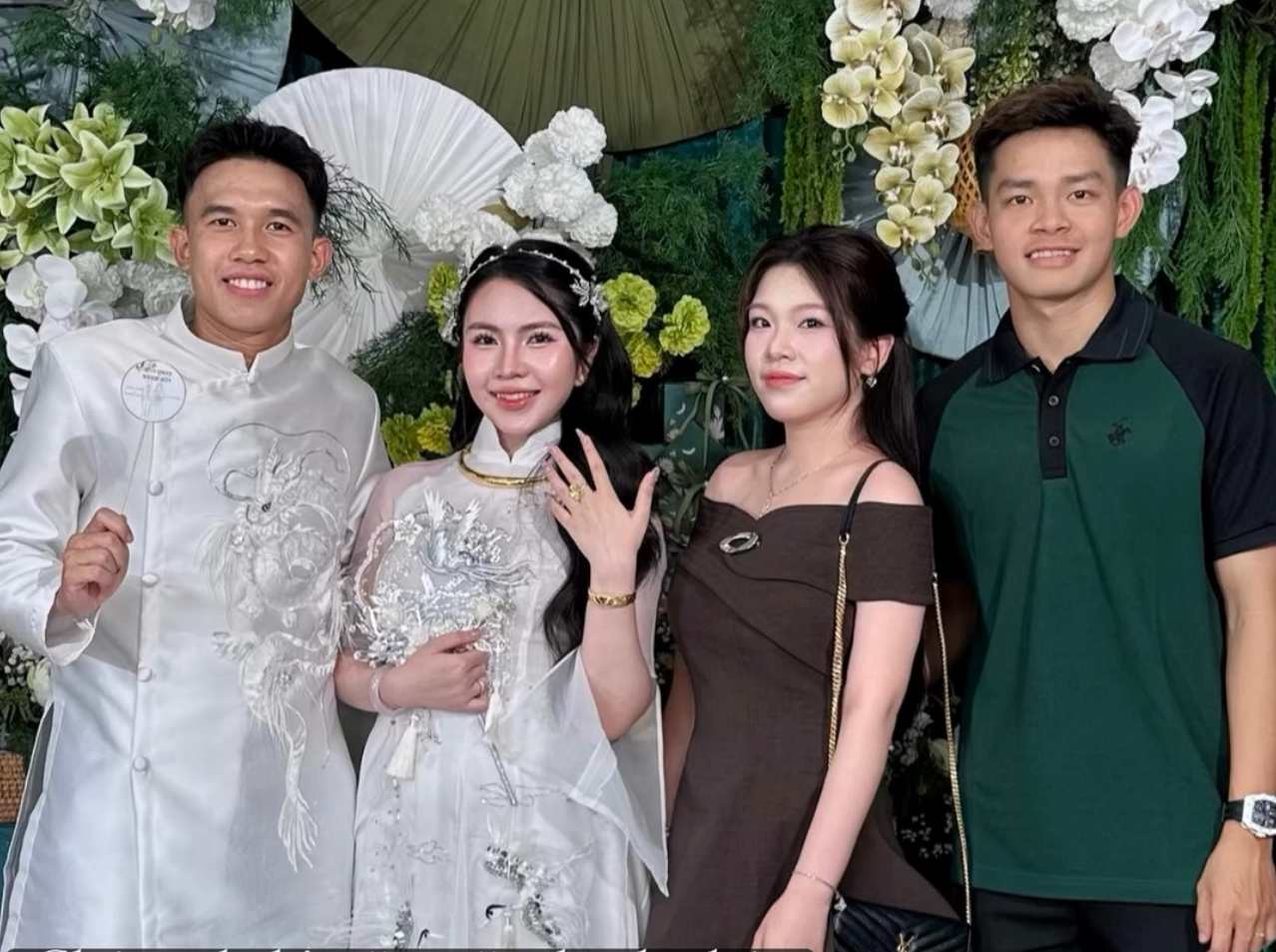 Sao U23 Việt Nam bí mật cưới cô chủ tiệm vàng yêu từ năm 17 tuổi, nhan sắc và gia thế nàng WAG gây sốt- Ảnh 1. Sao U23 Việt Nam bí mật cưới cô chủ tiệm vàng yêu từ năm 17 tuổi, nhan sắc và gia thế nàng WAG gây sốt- Ảnh 1.