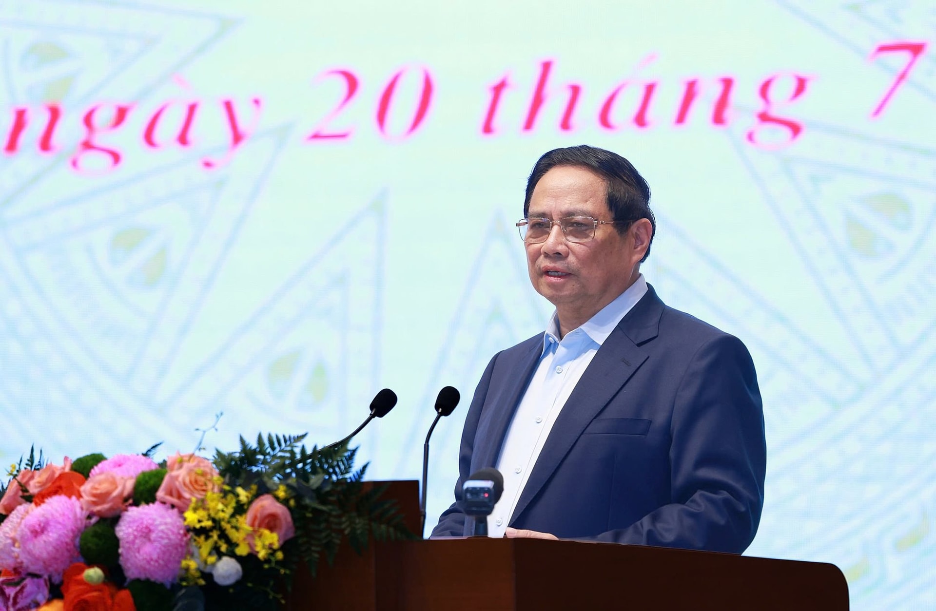 Thủ tướng giao Bộ Công an sớm hoàn thiện loạt tiện ích mới trên VNeID, mở ra thêm nhiều quyền lợi cho người dân- Ảnh 1. Thủ tướng giao Bộ Công an sớm hoàn thiện loạt tiện ích mới trên VNeID, mở ra thêm nhiều quyền lợi cho người dân- Ảnh 1.