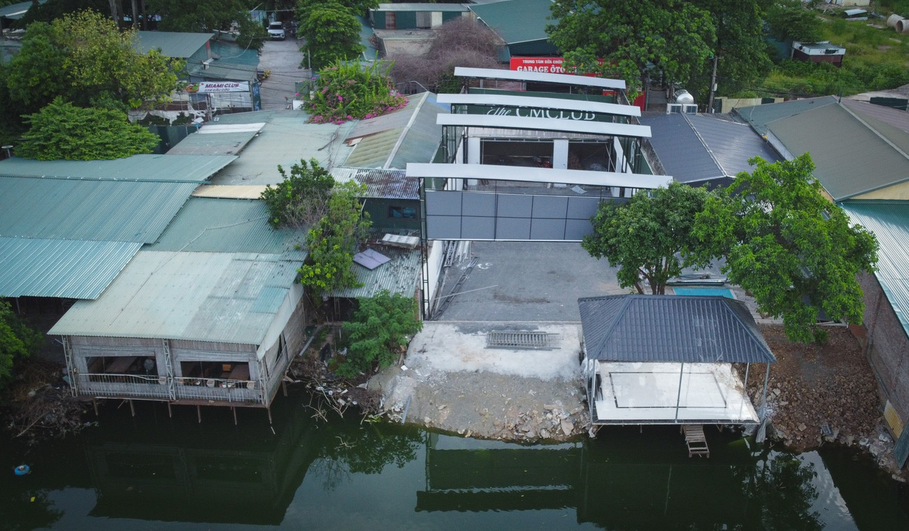 Cận cảnh hồ 25.000m2 ở Hà Nội bị lấn chiếm, xây dựng trái phép- Ảnh 5. Cận cảnh hồ 25.000m2 ở Hà Nội bị lấn chiếm, xây dựng trái phép- Ảnh 5.
