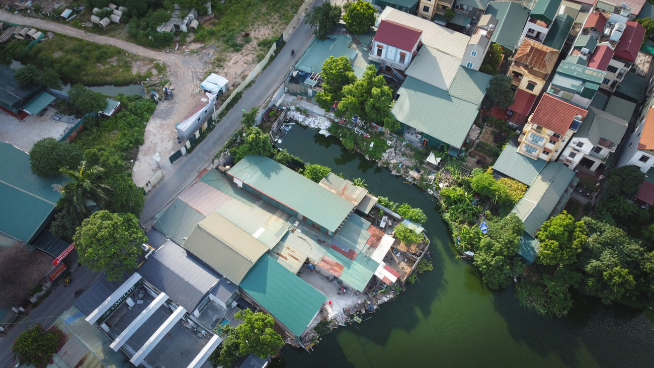 Cận cảnh hồ 25.000m2 ở Hà Nội bị lấn chiếm, xây dựng trái phép- Ảnh 9. Cận cảnh hồ 25.000m2 ở Hà Nội bị lấn chiếm, xây dựng trái phép- Ảnh 9.