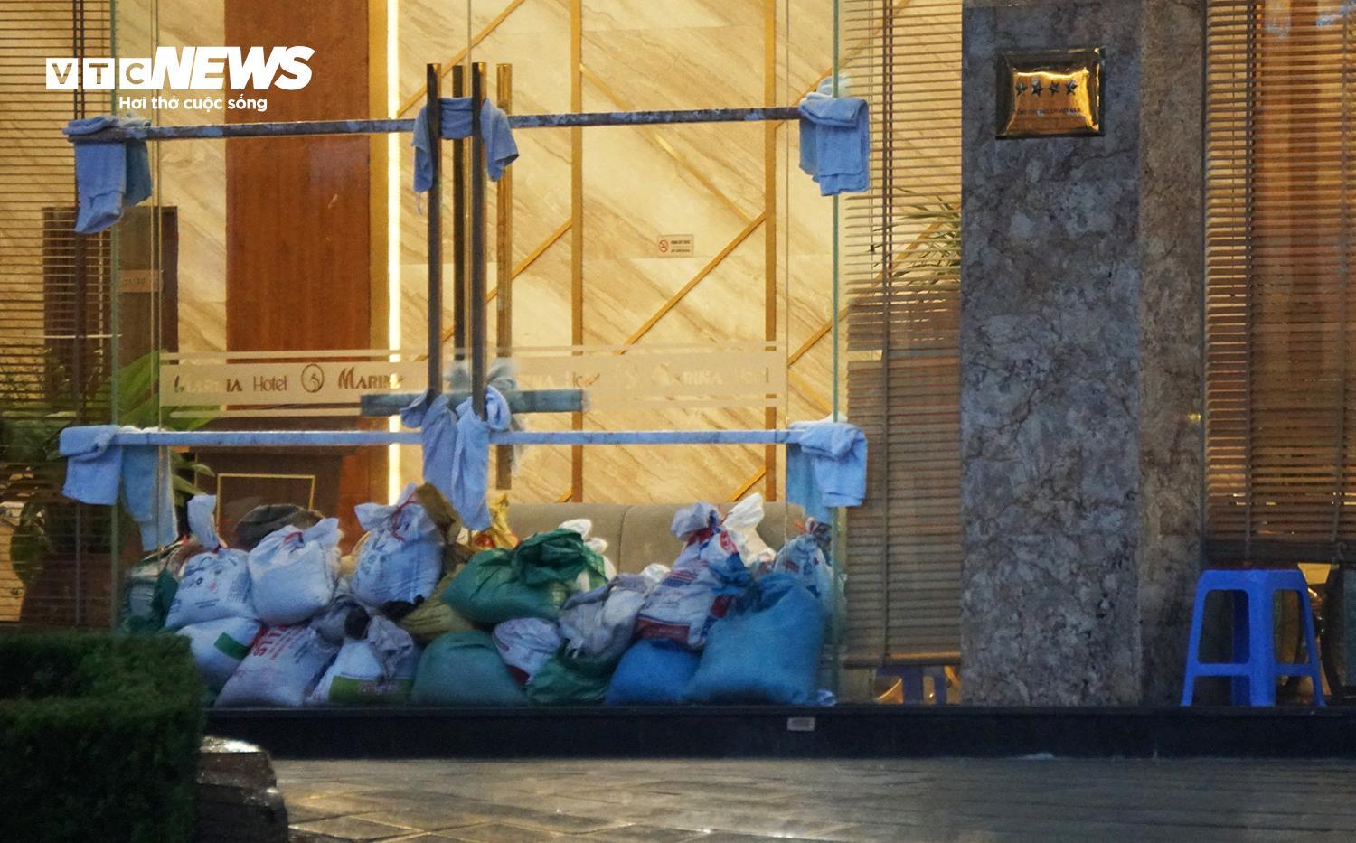 Người dân Quảng Ninh thuê dàn container, xe tải chặn trước cửa ứng phó bão Wipha- Ảnh 6. Người dân Quảng Ninh thuê dàn container, xe tải chặn trước cửa ứng phó bão Wipha- Ảnh 6.