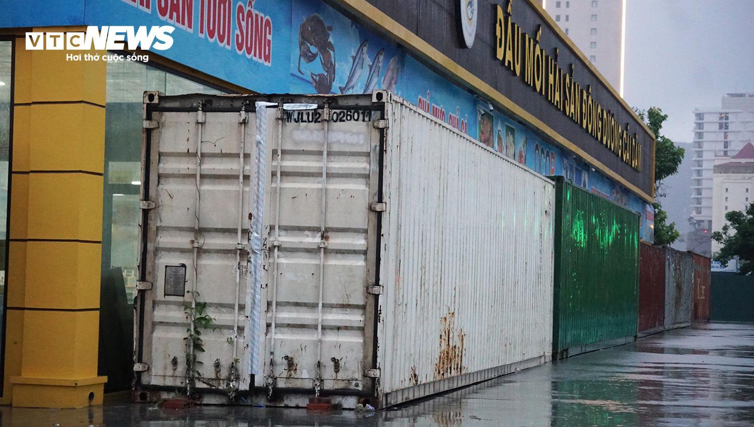 Người dân Quảng Ninh thuê dàn container, xe tải chặn trước cửa ứng phó bão Wipha- Ảnh 2. Người dân Quảng Ninh thuê dàn container, xe tải chặn trước cửa ứng phó bão Wipha- Ảnh 2.
