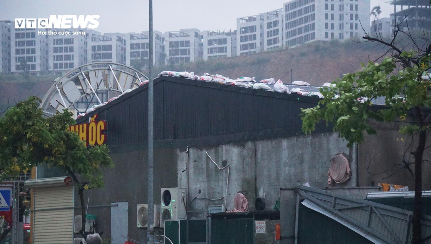 Người dân Quảng Ninh thuê dàn container, xe tải chặn trước cửa ứng phó bão Wipha- Ảnh 7. Người dân Quảng Ninh thuê dàn container, xe tải chặn trước cửa ứng phó bão Wipha- Ảnh 7.
