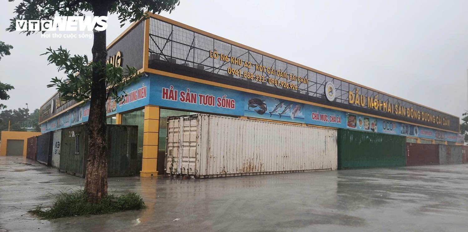 Người dân Quảng Ninh thuê dàn container, xe tải chặn trước cửa ứng phó bão Wipha- Ảnh 1. Người dân Quảng Ninh thuê dàn container, xe tải chặn trước cửa ứng phó bão Wipha- Ảnh 1.