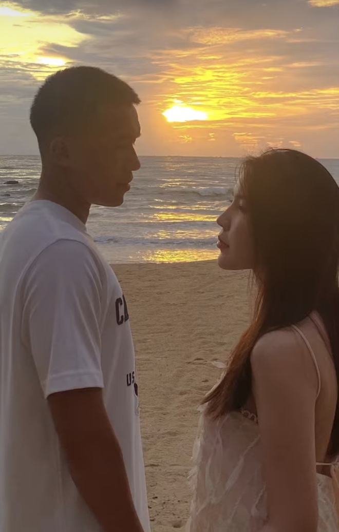 Sao U23 Việt Nam bí mật cưới cô chủ tiệm vàng yêu từ năm 17 tuổi, nhan sắc và gia thế nàng WAG gây sốt- Ảnh 3. Sao U23 Việt Nam bí mật cưới cô chủ tiệm vàng yêu từ năm 17 tuổi, nhan sắc và gia thế nàng WAG gây sốt- Ảnh 3.