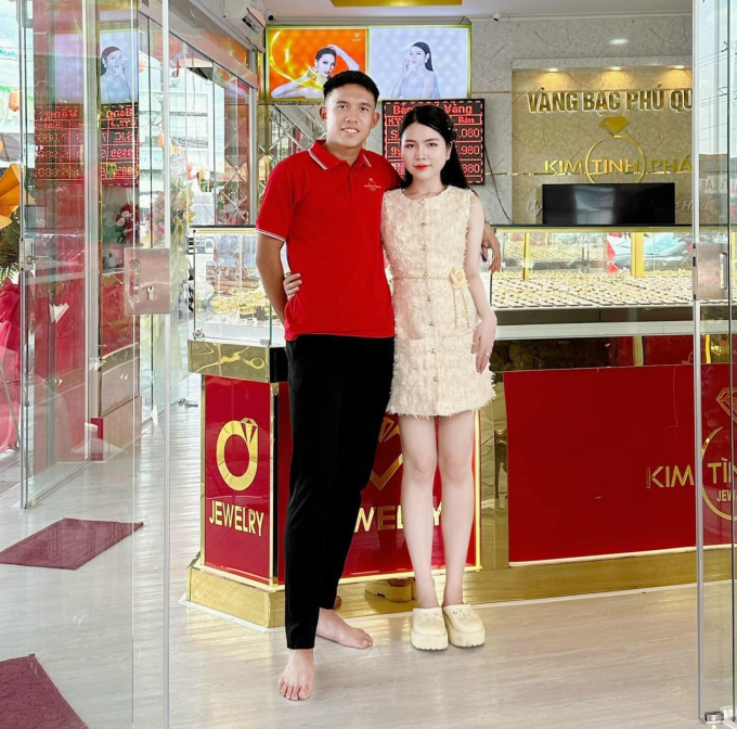 Sao U23 Việt Nam bí mật cưới cô chủ tiệm vàng yêu từ năm 17 tuổi, nhan sắc và gia thế nàng WAG gây sốt- Ảnh 2. Sao U23 Việt Nam bí mật cưới cô chủ tiệm vàng yêu từ năm 17 tuổi, nhan sắc và gia thế nàng WAG gây sốt- Ảnh 2.