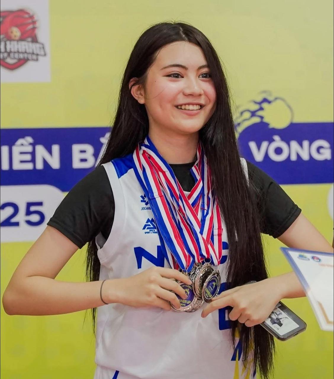 Xem Hạt Dẻ nhà MC Quyền Linh chơi bóng rổ: Chẳng còn hình tượng nàng thơ nhưng vẫn cuốn vô cùng!- Ảnh 8. Xem Hạt Dẻ nhà MC Quyền Linh chơi bóng rổ: Chẳng còn hình tượng nàng thơ nhưng vẫn cuốn vô cùng!- Ảnh 8.