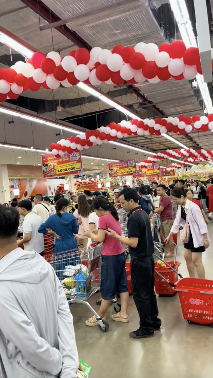 Khung cảnh siêu thị, chợ trước khi bão WIPHA đổ bộ, netizen chia sẻ kinh nghiệm bảo quản thực phẩm- Ảnh 2. Khung cảnh siêu thị, chợ trước khi bão WIPHA đổ bộ, netizen chia sẻ kinh nghiệm bảo quản thực phẩm- Ảnh 2.