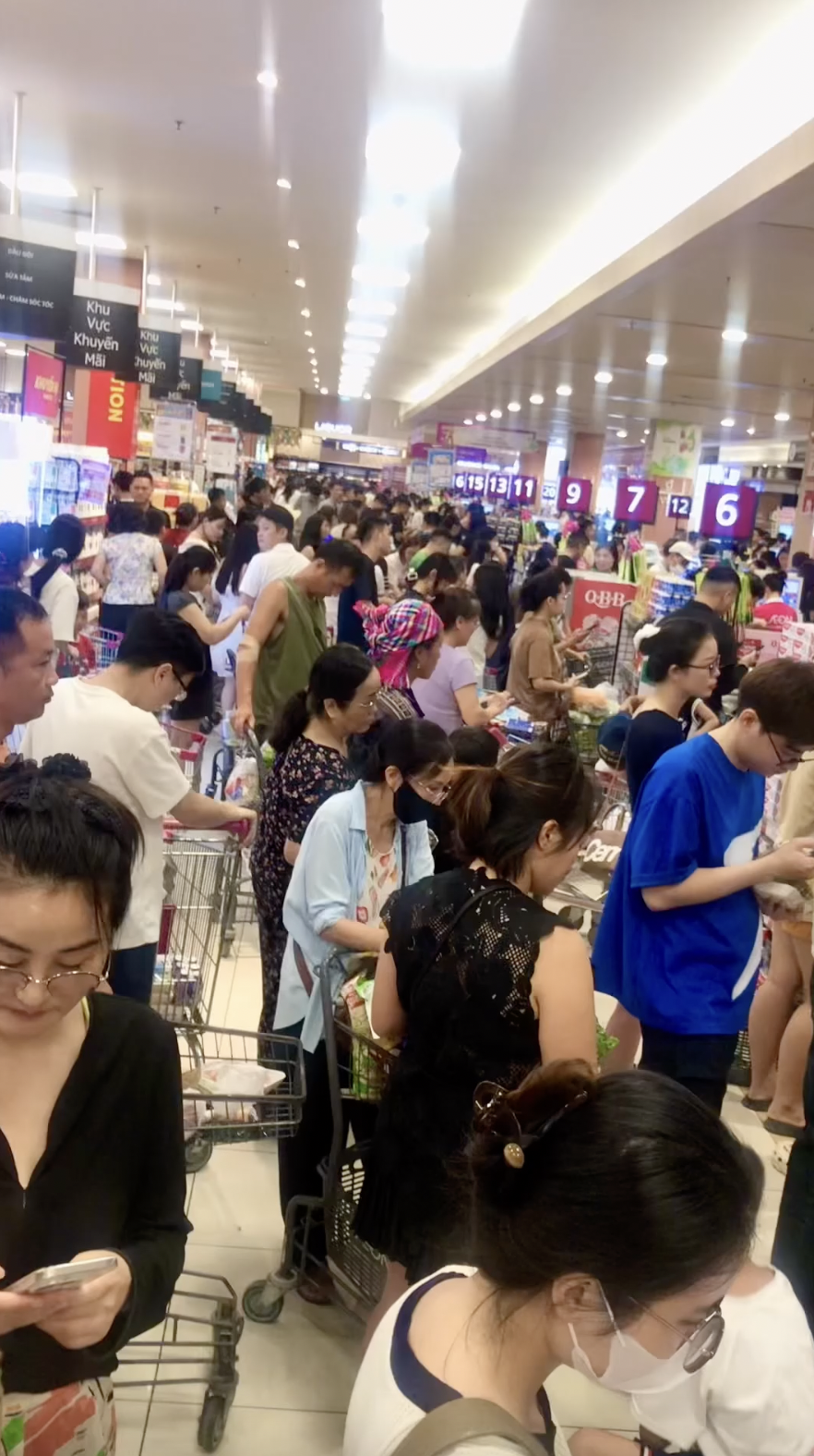 Khung cảnh siêu thị, chợ trước khi bão WIPHA đổ bộ, netizen chia sẻ kinh nghiệm bảo quản thực phẩm- Ảnh 1. Khung cảnh siêu thị, chợ trước khi bão WIPHA đổ bộ, netizen chia sẻ kinh nghiệm bảo quản thực phẩm- Ảnh 1.