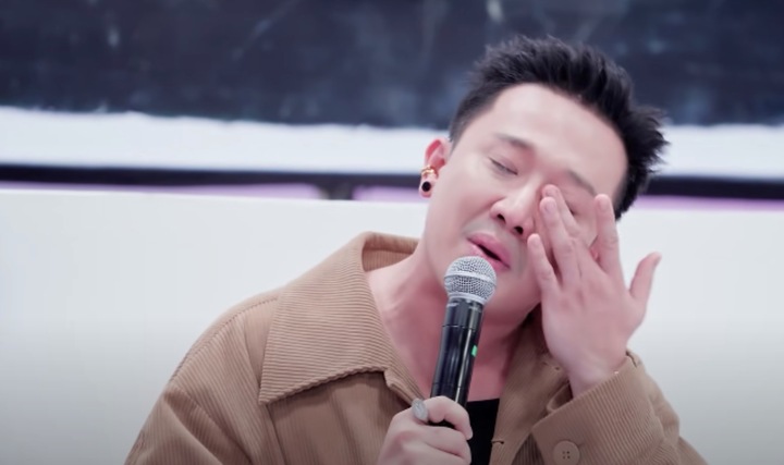 Khán giả mệt mỏi khi Trấn Thành liên tục khóc tại show 'Em xinh say hi'- Ảnh 1.
