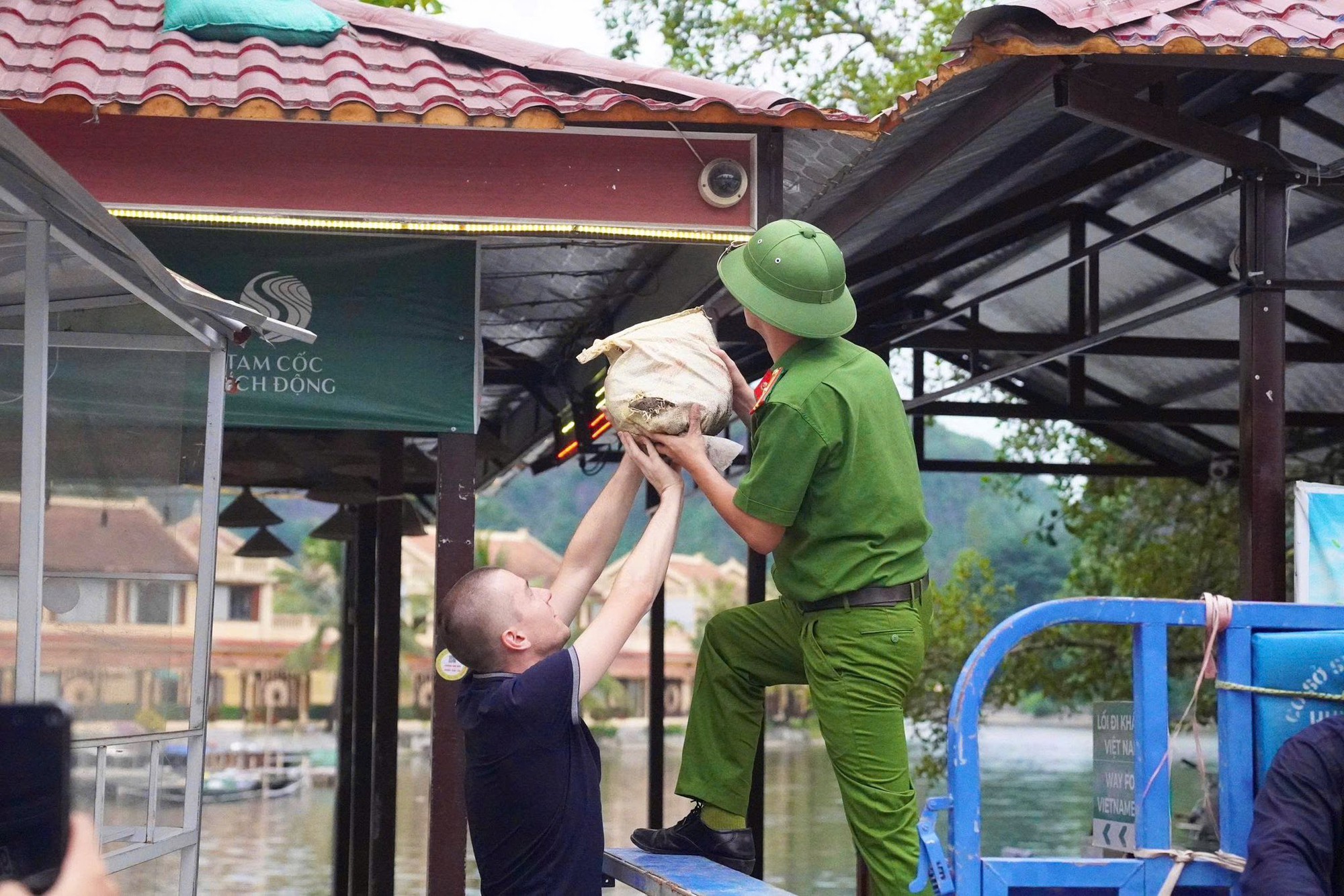 Ninh Bình tạm dừng hoạt động đón khách du lịch bằng tàu thuyền- Ảnh 2. Ninh Bình tạm dừng hoạt động đón khách du lịch bằng tàu thuyền- Ảnh 2.