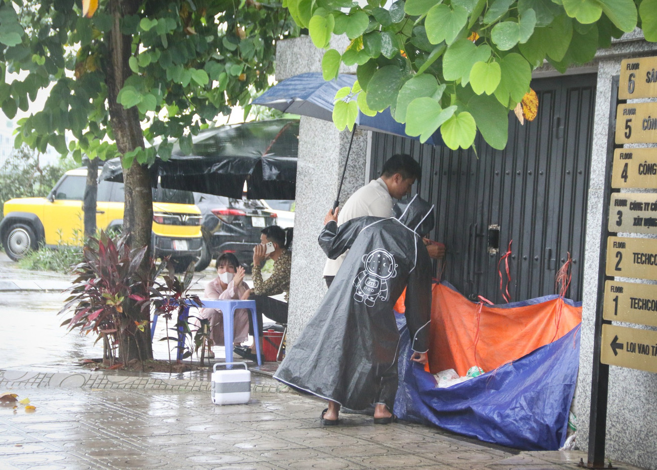 Người Hà Nội 'be bờ, đắp đập' chống bão số 3- Ảnh 4. Người Hà Nội 'be bờ, đắp đập' chống bão số 3- Ảnh 4.