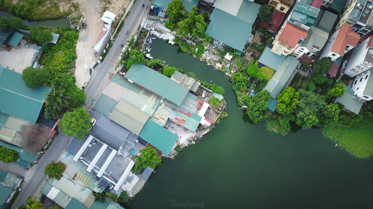 Cận cảnh hồ 25.000m2 ở Hà Nội bị lấn chiếm, xây dựng trái phép- Ảnh 6. Cận cảnh hồ 25.000m2 ở Hà Nội bị lấn chiếm, xây dựng trái phép- Ảnh 6.