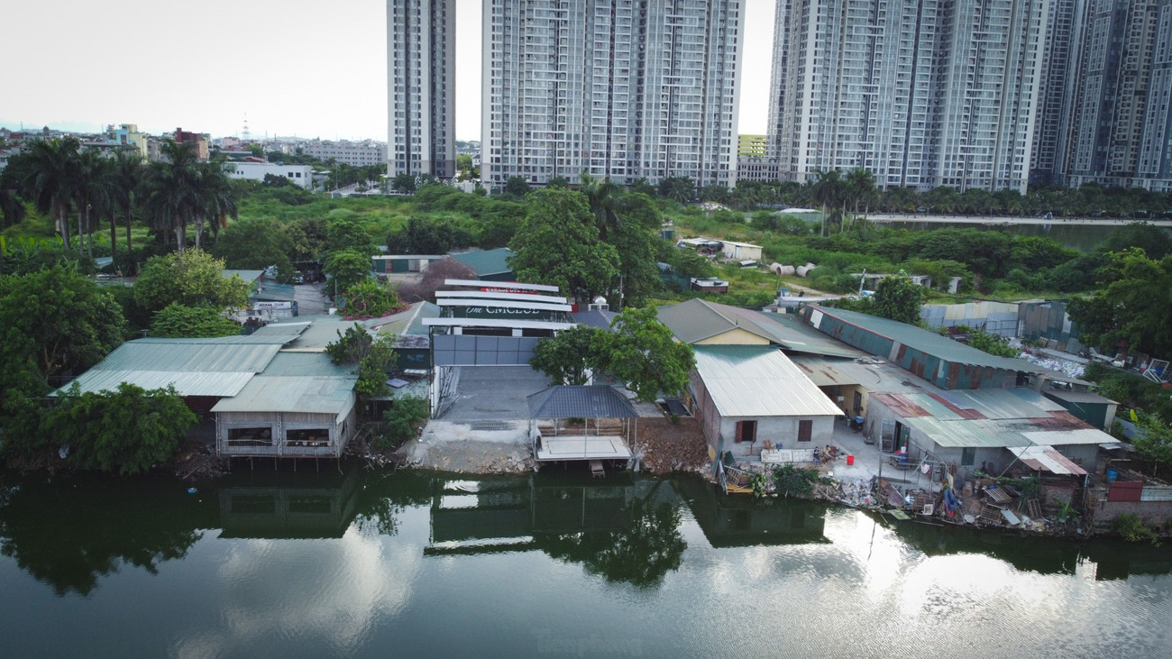 Cận cảnh hồ 25.000m2 ở Hà Nội bị lấn chiếm, xây dựng trái phép- Ảnh 4. Cận cảnh hồ 25.000m2 ở Hà Nội bị lấn chiếm, xây dựng trái phép- Ảnh 4.