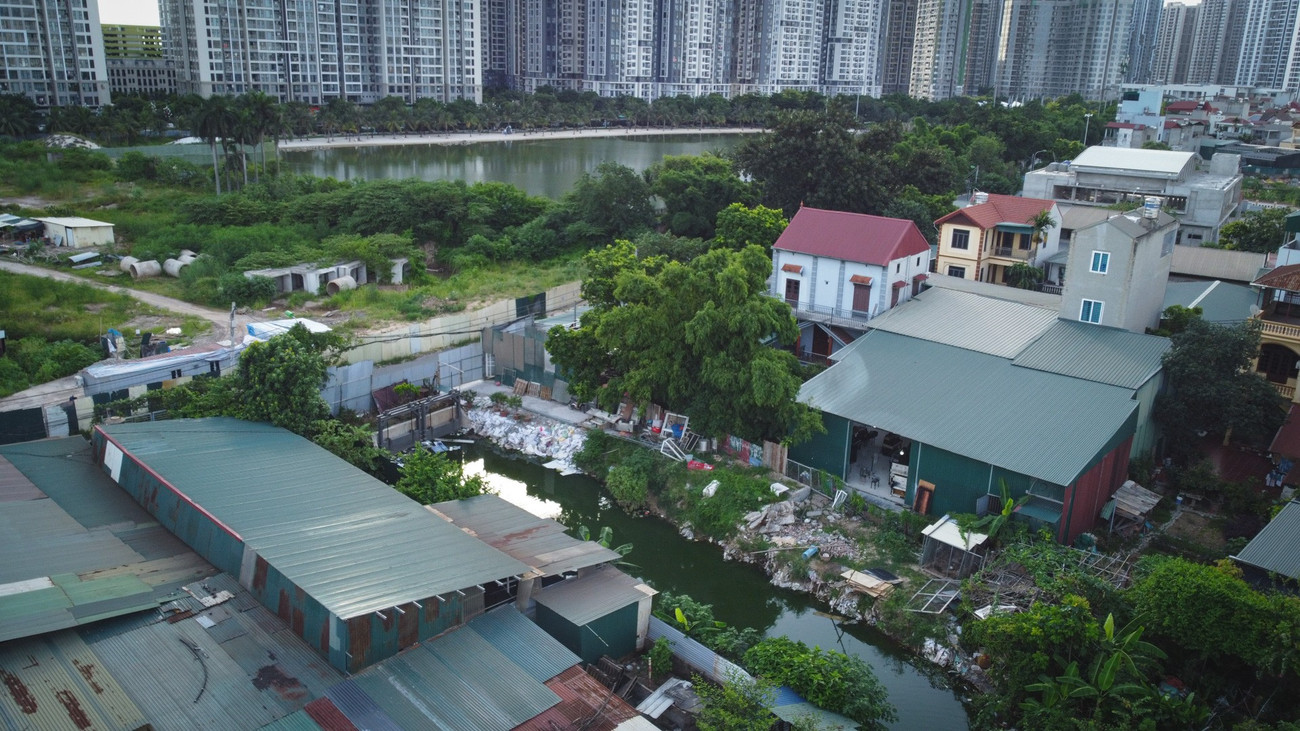 Cận cảnh hồ 25.000m2 ở Hà Nội bị lấn chiếm, xây dựng trái phép- Ảnh 3. Cận cảnh hồ 25.000m2 ở Hà Nội bị lấn chiếm, xây dựng trái phép- Ảnh 3.