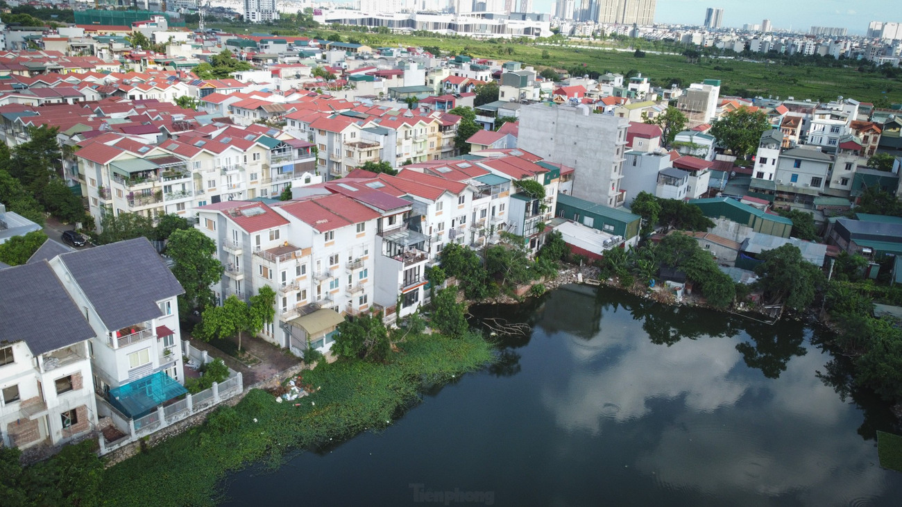 Cận cảnh hồ 25.000m2 ở Hà Nội bị lấn chiếm, xây dựng trái phép- Ảnh 2. Cận cảnh hồ 25.000m2 ở Hà Nội bị lấn chiếm, xây dựng trái phép- Ảnh 2.