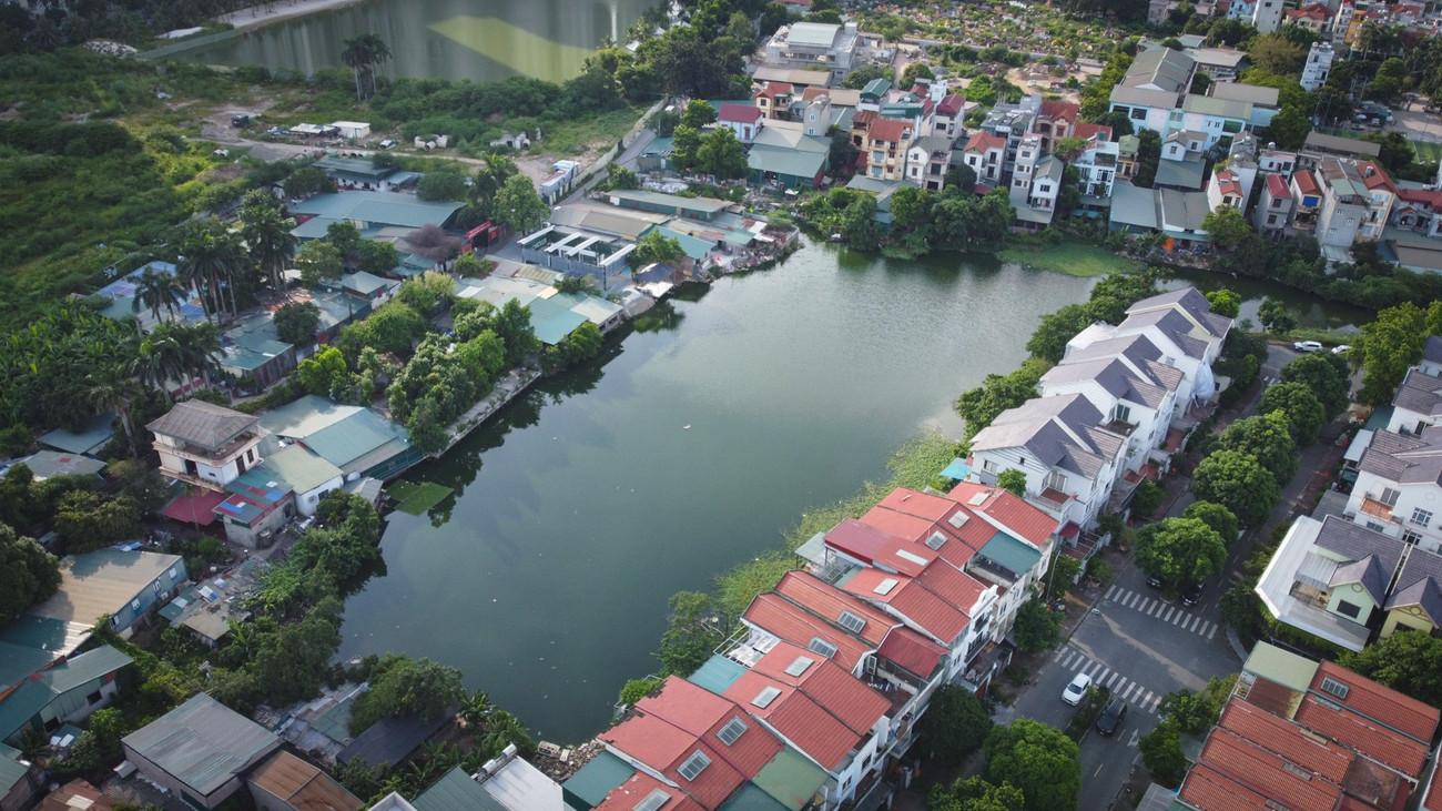 Cận cảnh hồ 25.000m2 ở Hà Nội bị lấn chiếm, xây dựng trái phép- Ảnh 1. Cận cảnh hồ 25.000m2 ở Hà Nội bị lấn chiếm, xây dựng trái phép- Ảnh 1.