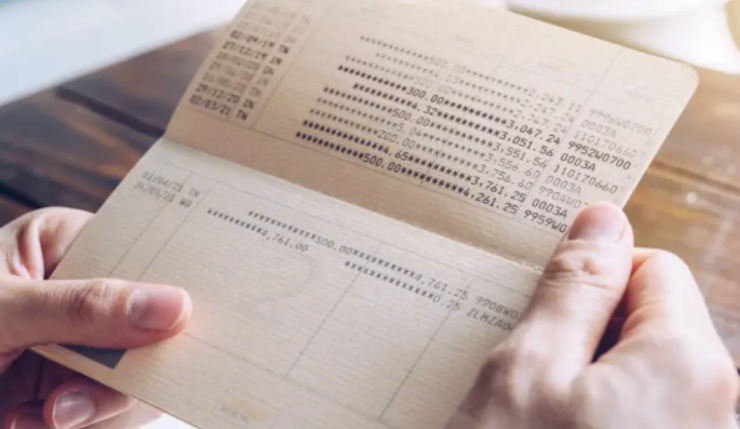 Gửi tiết kiệm hơn 910 triệu, 4 năm sau phát hiện số dư chỉ còn 18.000 đồng sau 400 giao dịch bất thường, ngân hàng khẳng định: “Đã gửi thông báo nhưng khách không phản hồi"- Ảnh 1.