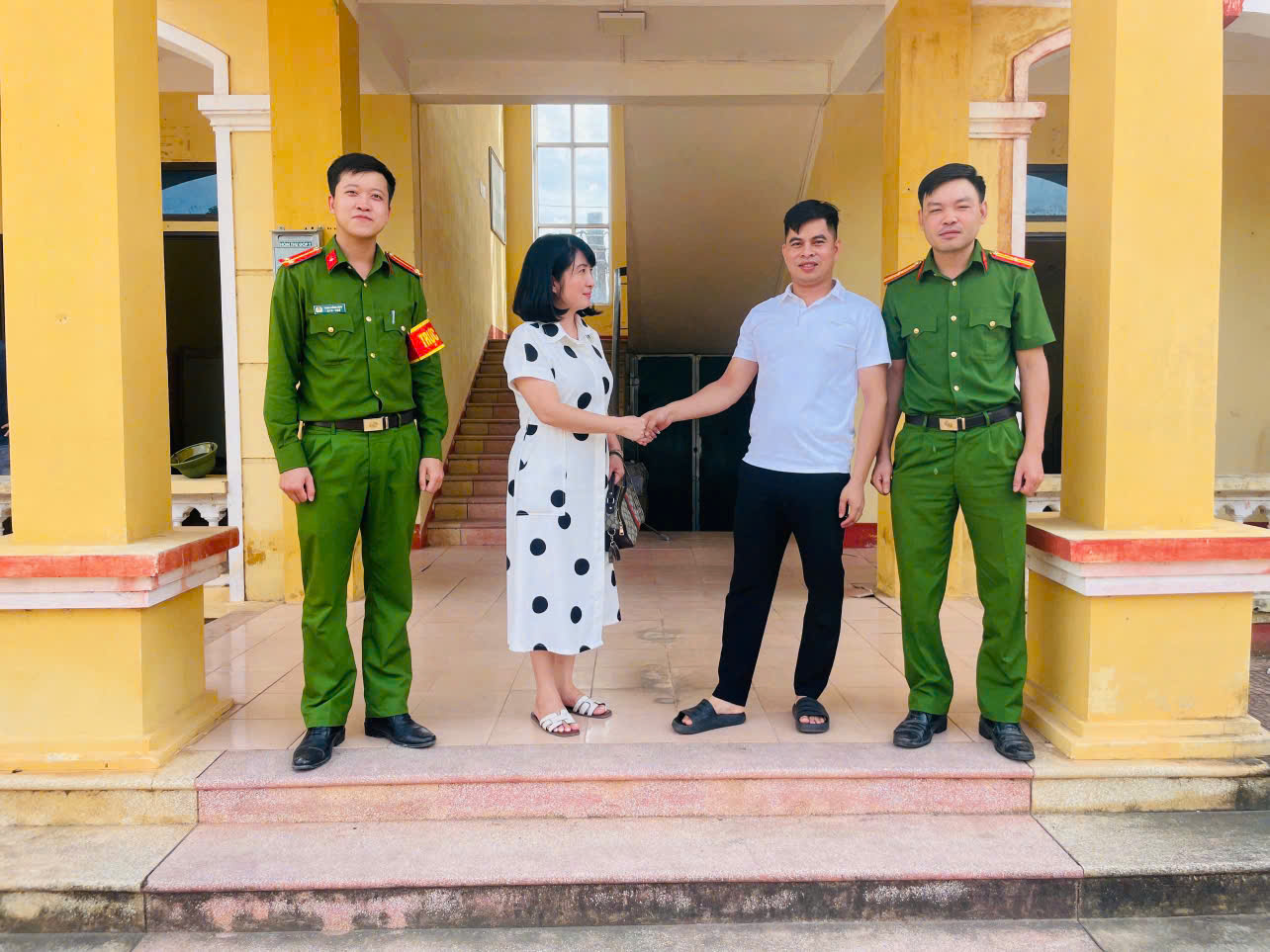 Nhận được hơn 118 triệu đồng chuyển khoản từ Hà Nội, giám đốc công ty vàng bạc vội vàng lên công an xã làm việc- Ảnh 2. Nhận được hơn 118 triệu đồng chuyển khoản từ Hà Nội, giám đốc công ty vàng bạc vội vàng lên công an xã làm việc- Ảnh 2.