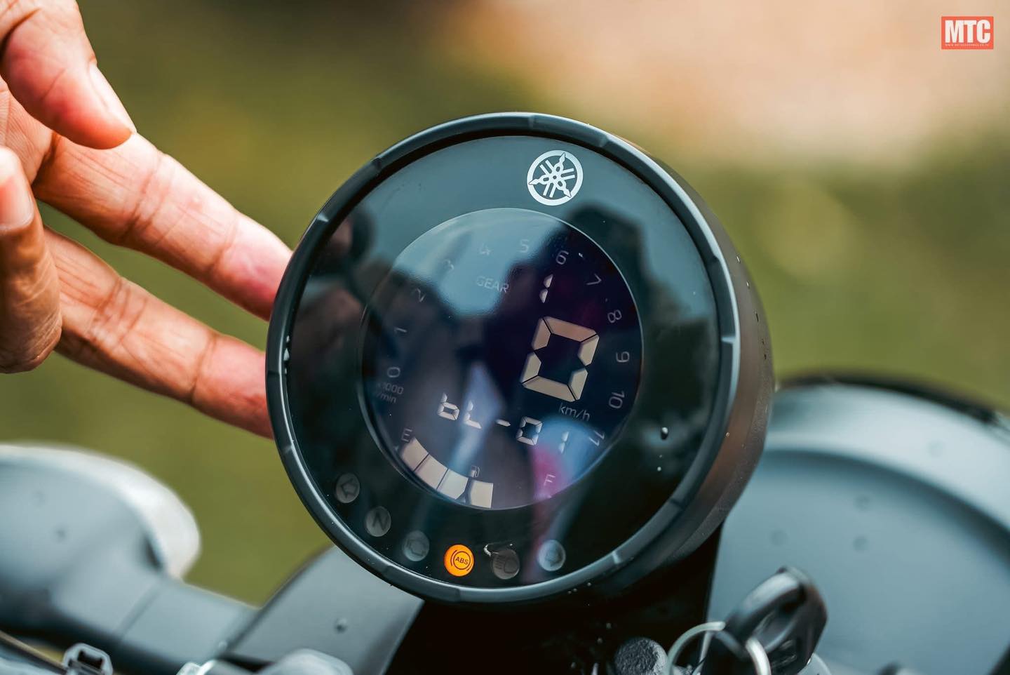 Xe Yamaha khách Việt mê mệt có bản mới: Màu sắc cực đẹp, loại bỏ đồng hồ cơ, thêm công nghệ phanh an toàn- Ảnh 6. Xe Yamaha khách Việt mê mệt có bản mới: Màu sắc cực đẹp, loại bỏ đồng hồ cơ, thêm công nghệ phanh an toàn- Ảnh 6.