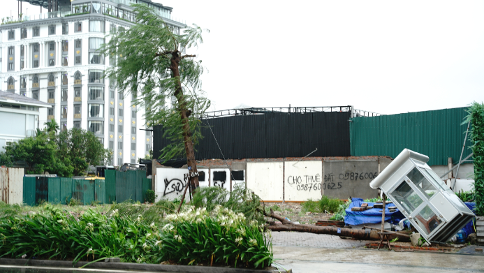 Trước giờ bão đổ bộ: Đường phố Quảng Ninh không một bóng người, gió mạnh hất văng bốt bảo vệ ra xa 6 mét- Ảnh 1.