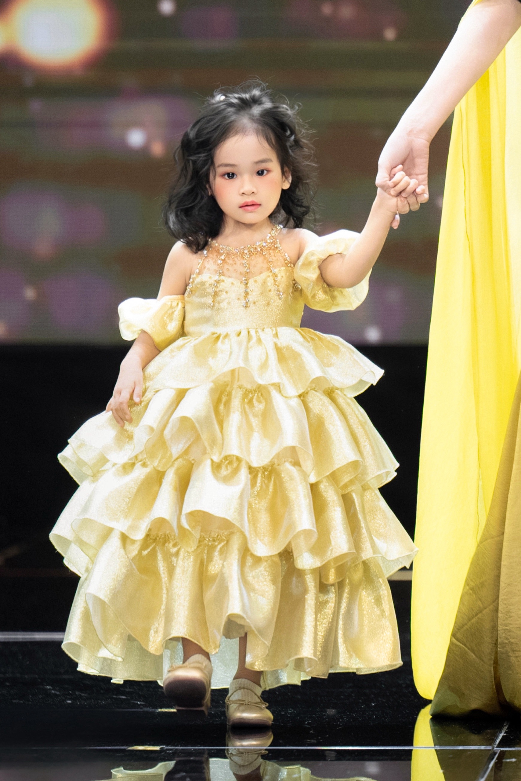 Con gái Á hậu xinh như búp bê, 2 tuổi đã catwalk dạn dĩ và nói được song ngữ- Ảnh 6.