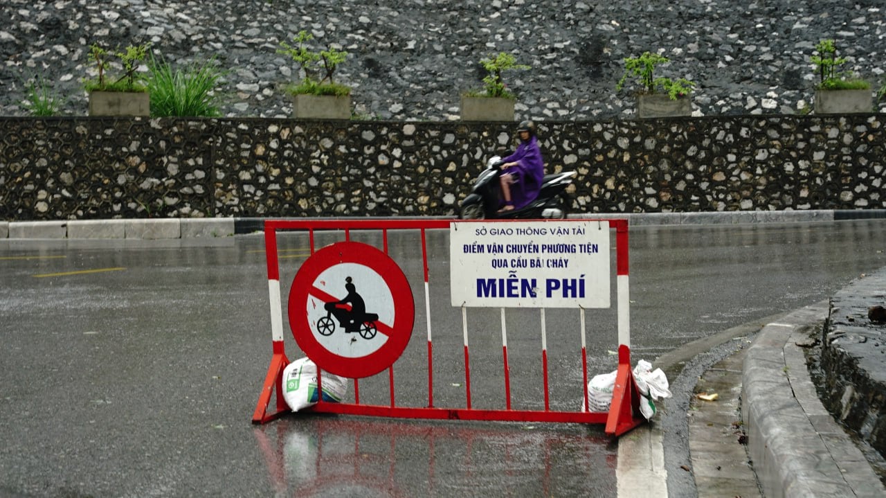 Trước giờ bão đổ bộ: Đường phố Quảng Ninh không một bóng người, gió mạnh hất văng bốt bảo vệ ra xa 6 mét- Ảnh 16.