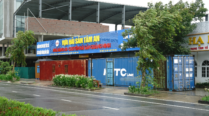 Trước giờ bão đổ bộ: Đường phố Quảng Ninh không một bóng người, gió mạnh hất văng bốt bảo vệ ra xa 6 mét- Ảnh 11.