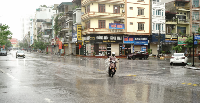 Trước giờ bão đổ bộ: Đường phố Quảng Ninh không một bóng người, gió mạnh hất văng bốt bảo vệ ra xa 6 mét- Ảnh 13.
