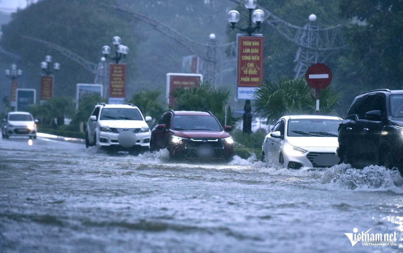 Toàn cảnh bão số 3 Wipha đổ bộ: Suy yếu khi vào đất liền vẫn gây mưa lớn, tăng nguy cơ lũ quét và sạt lở- Ảnh 11. Toàn cảnh bão số 3 Wipha đổ bộ: Suy yếu khi vào đất liền vẫn gây mưa lớn, tăng nguy cơ lũ quét và sạt lở- Ảnh 11.