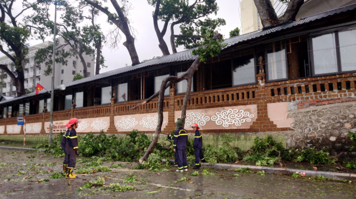 Trước giờ bão đổ bộ: Đường phố Quảng Ninh không một bóng người, gió mạnh hất văng bốt bảo vệ ra xa 6 mét- Ảnh 2.