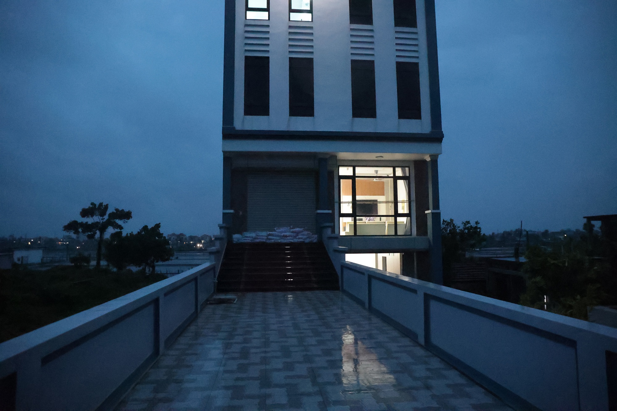 Ghi nhận trước giờ bão đổ bộ: Một tỉnh đình hoãn các cuộc họp chưa cần thiết, dân gia cố nhà cửa, lực lượng túc trực 24/24- Ảnh 10. Ghi nhận trước giờ bão đổ bộ: Một tỉnh đình hoãn các cuộc họp chưa cần thiết, dân gia cố nhà cửa, lực lượng túc trực 24/24- Ảnh 10.