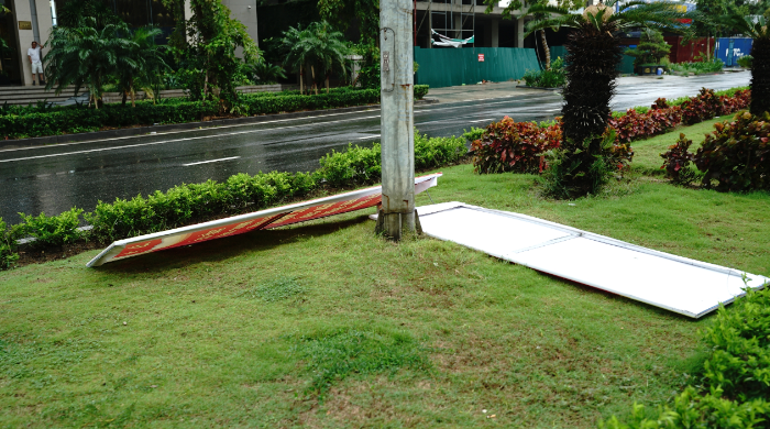 Trước giờ bão đổ bộ: Đường phố Quảng Ninh không một bóng người, gió mạnh hất văng bốt bảo vệ ra xa 6 mét- Ảnh 3.