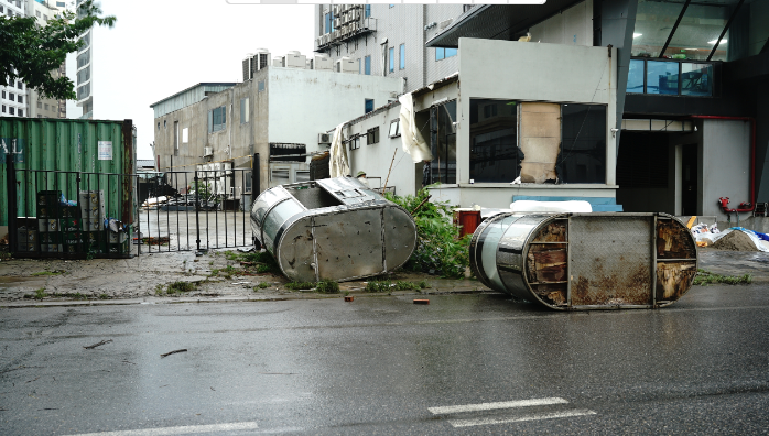 Trước giờ bão đổ bộ: Đường phố Quảng Ninh không một bóng người, gió mạnh hất văng bốt bảo vệ ra xa 6 mét- Ảnh 4.