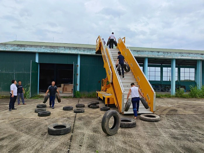 Cận cảnh chằng néo máy bay 'chạy bão'- Ảnh 18. Cận cảnh chằng néo máy bay 'chạy bão'- Ảnh 18.