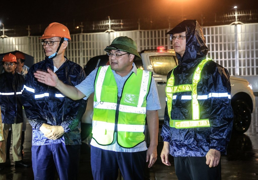 Cận cảnh chằng néo máy bay 'chạy bão'- Ảnh 2. Cận cảnh chằng néo máy bay 'chạy bão'- Ảnh 2.