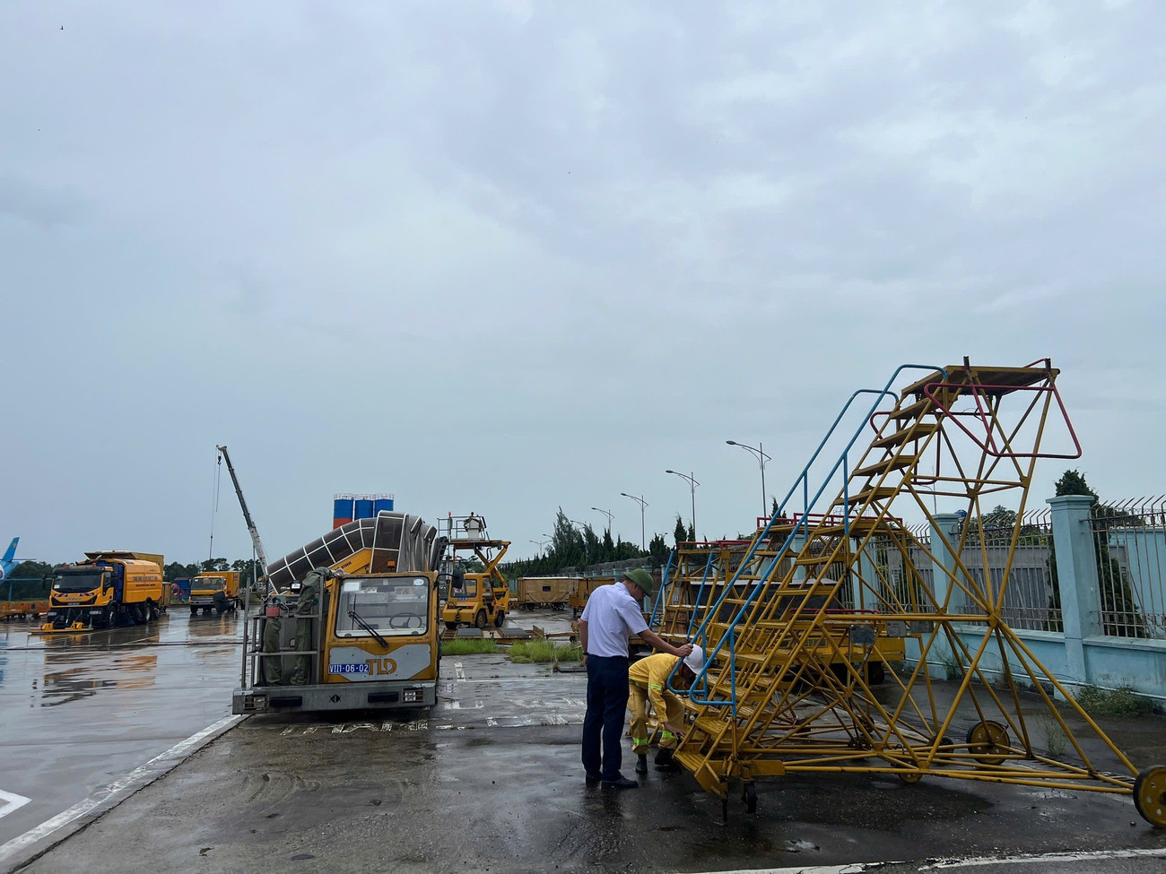 Cận cảnh chằng néo máy bay 'chạy bão'- Ảnh 21. Cận cảnh chằng néo máy bay 'chạy bão'- Ảnh 21.