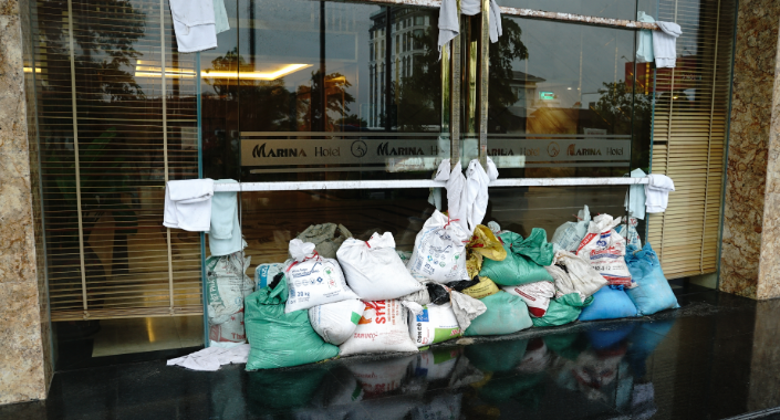 Trước giờ bão đổ bộ: Đường phố Quảng Ninh không một bóng người, gió mạnh hất văng bốt bảo vệ ra xa 6 mét- Ảnh 6.