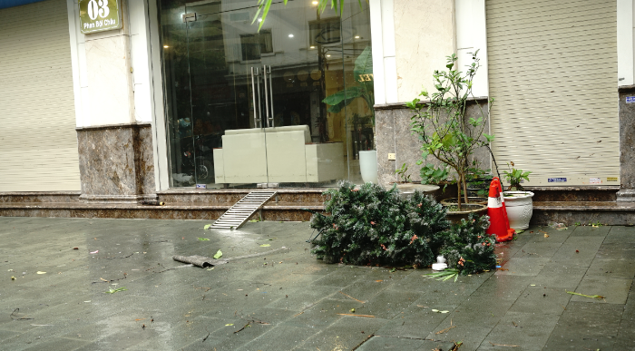 Trước giờ bão đổ bộ: Đường phố Quảng Ninh không một bóng người, gió mạnh hất văng bốt bảo vệ ra xa 6 mét- Ảnh 7.