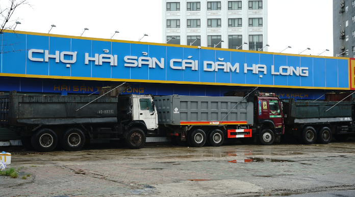 Trước giờ bão đổ bộ: Đường phố Quảng Ninh không một bóng người, gió mạnh hất văng bốt bảo vệ ra xa 6 mét- Ảnh 9.