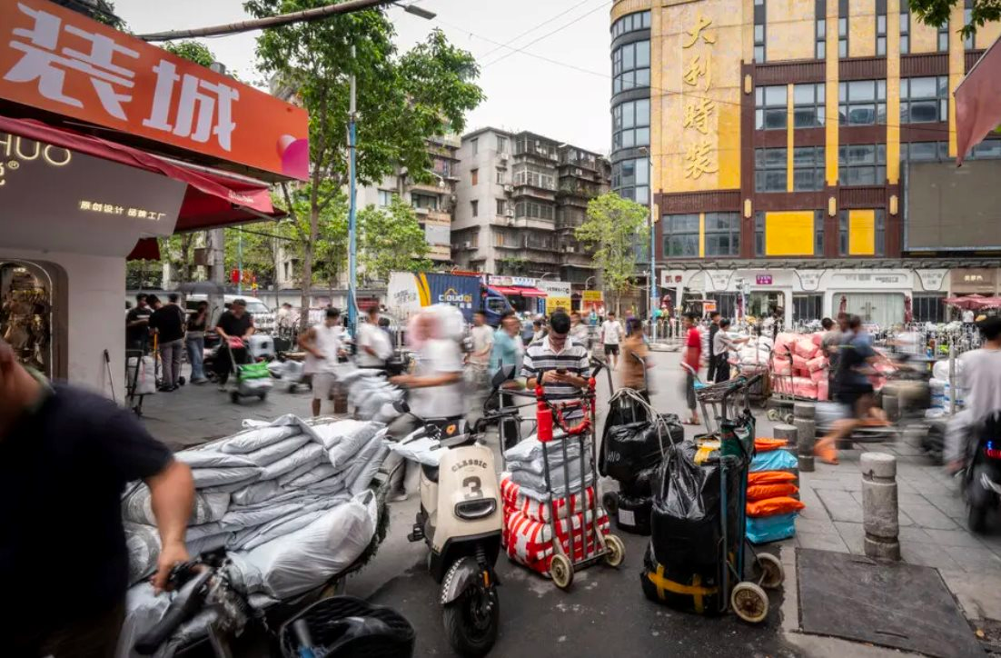 'Họ tự đẩy mình vào đường cùng' - Tiếng kêu than của thương nhân trước cuộc chiến giảm giá của Trung Quốc: Công ty chấp nhận thua lỗ, là 'xác sống' vẫn cố hoạt động- Ảnh 3. 'Họ tự đẩy mình vào đường cùng' - Tiếng kêu than của thương nhân trước cuộc chiến giảm giá của Trung Quốc: Công ty chấp nhận thua lỗ, là 'xác sống' vẫn cố hoạt động- Ảnh 3.