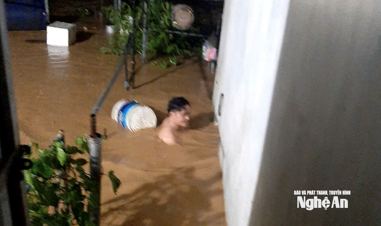 Nghệ An: Lũ lên nhanh khiến nhiều nơi chìm trong biển nước, đồ đạc trôi nổi khắp nơi, người dân chạy lũ trong đêm- Ảnh 6.