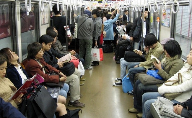 Một chiếc ghế thổi bùng tranh cãi: Bạn chọn làm "mẹ ích kỉ" để bảo vệ con hay chịu thiệt để làm vừa lòng người xa lạ?- Ảnh 1.