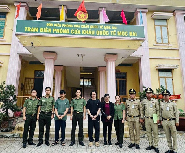 Bắt Bùi Thị Thúy Hạnh và em trai- Ảnh 1. Bắt Bùi Thị Thúy Hạnh và em trai- Ảnh 1.