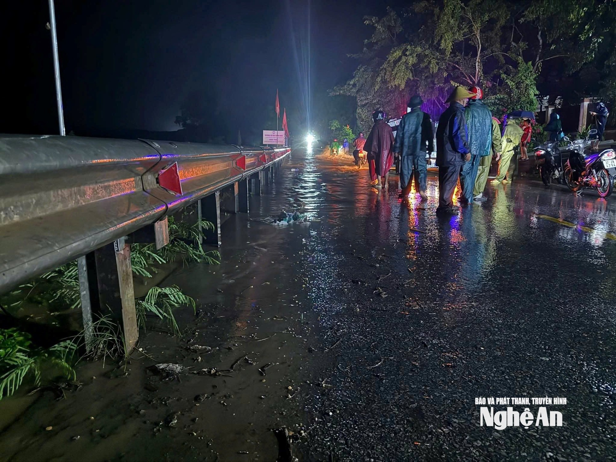 Nghệ An: Lũ lên nhanh khiến nhiều nơi chìm trong biển nước, đồ đạc trôi nổi khắp nơi, người dân chạy lũ trong đêm- Ảnh 7.