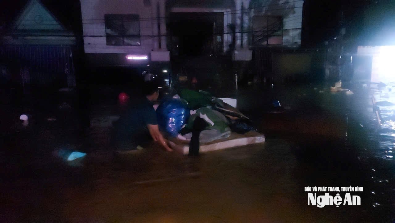 Nghệ An: Lũ lên nhanh khiến nhiều nơi chìm trong biển nước, đồ đạc trôi nổi khắp nơi, người dân chạy lũ trong đêm- Ảnh 3.
