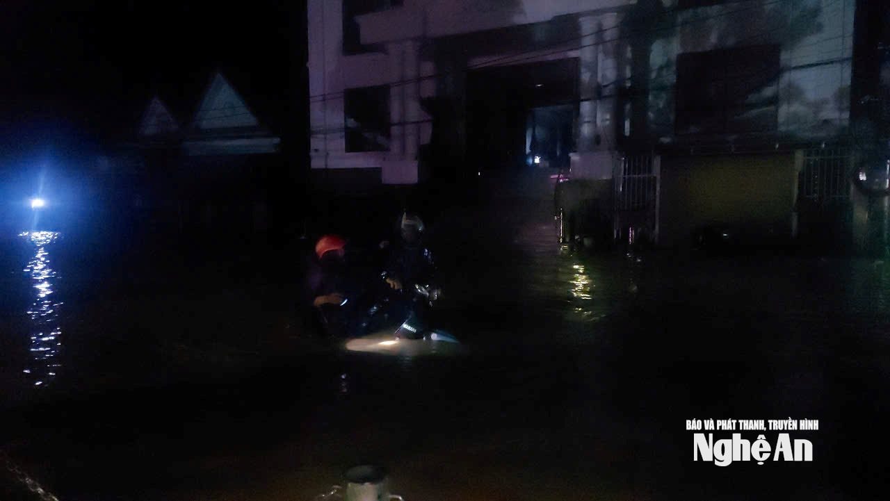 Nghệ An: Lũ lên nhanh khiến nhiều nơi chìm trong biển nước, đồ đạc trôi nổi khắp nơi, người dân chạy lũ trong đêm- Ảnh 4.