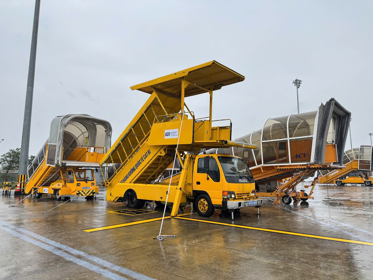 Cận cảnh chằng néo máy bay 'chạy bão'- Ảnh 13. Cận cảnh chằng néo máy bay 'chạy bão'- Ảnh 13.